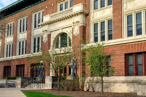 The quad side entrance of Lincoln Hall.